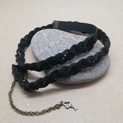 Headband en suédine noire avec chaine en bronze