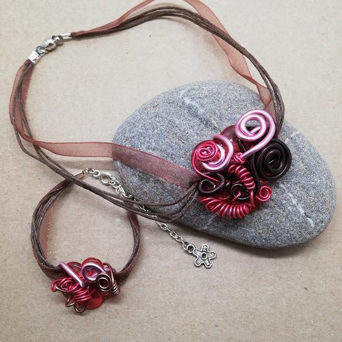 Bijou fantaisie enfant : parure collier et bracelet fleur rose