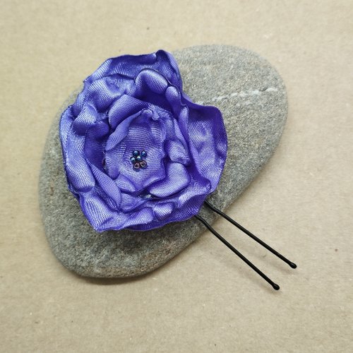 Accessoire cérémonie fleur satin violet : peigne, barrette, clic-clac, crocodile