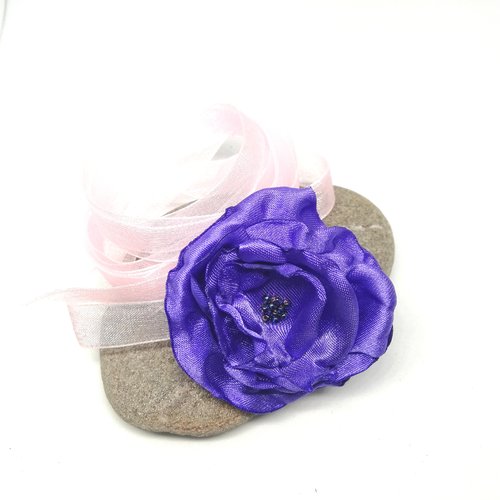 Coiffure cérémonie violet - fleur en satin violet sur ruban organza