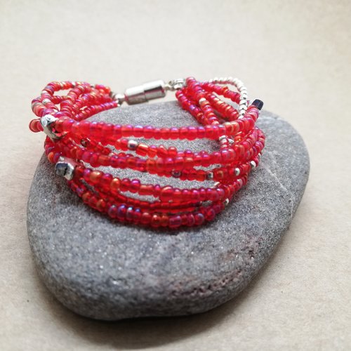 Bracelet multi-rangs rouge adapté aux petits poignets