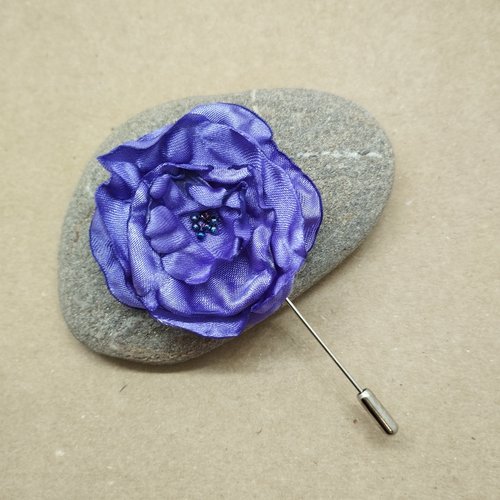 Boutonnière cérémonie fleur violette