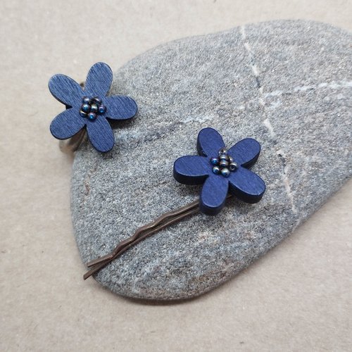 Bague ou barrette à cheveux fleur en bois bleu marine