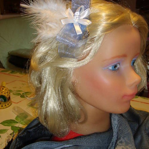 Bijoux de cheveux sur pince clic clac bleu ciel et blanc 