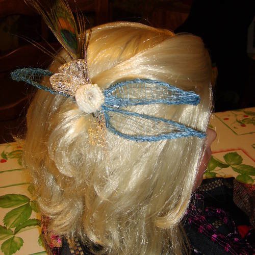 Bijoux de tête sur barette bleu et écru avec plume de paon véritable