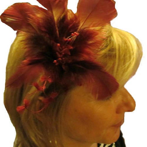 Bijoux de cheveux fleur en plumes bordeaux "poinsettia" chic style années folles 