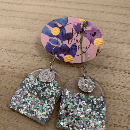 Boucle d’oreille résine argenté