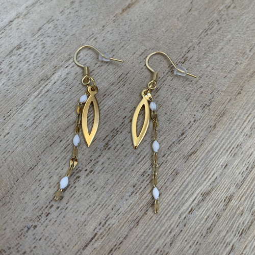 Boucles d’oreilles pendantes détails blancs