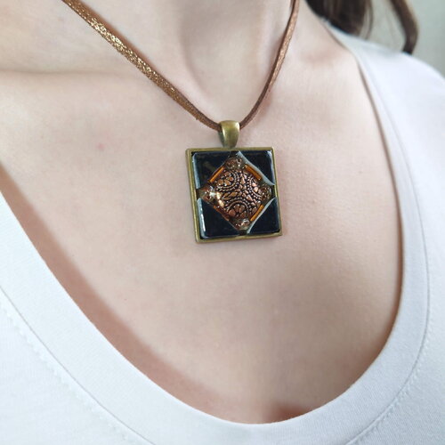 Pendentif mosaïque carré, bouton vintage gravé et céramique noire. bijou artisanal unique monté sur lien brun pailleté.