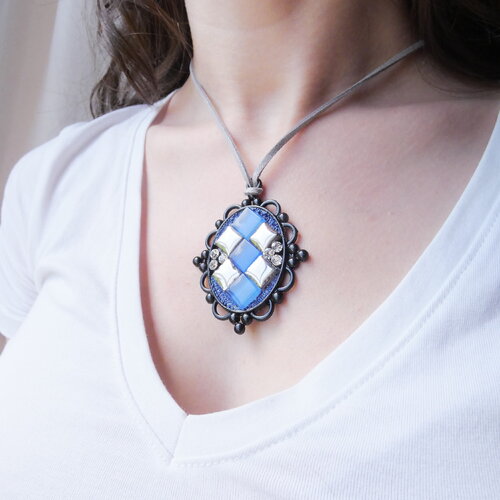 Collier pendentif imposant baroque, cadre baroque noir, pâte de verre bleu translucide, céramique miroir et strass. bijou artisanal.