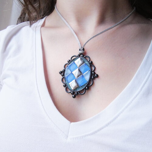 Collier pendentif imposant femme, cadre baroque noir, pâte de verre bleu translucide et céramique miroir. bijou artisanal unique.