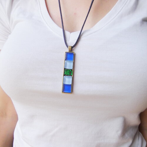 Collier sautoir femme, pendentif mosaïque rectangulaire en verre de ravenne vert et pâte de verre bleue. bijou artisanal unique.