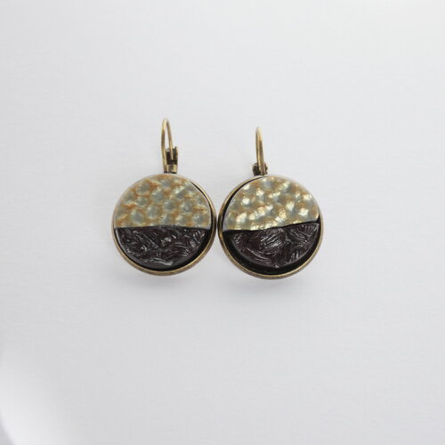 Boucles d'oreilles dormeuses rondes en laiton bronze, pâte de verre espagnole dorée. bijou artisanal unique.