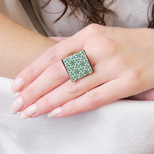 Bague en faïence verte à motifs géométriques, support ajustable en laiton bronze. bijou artisanal unique pour femme, cadeau idéal.