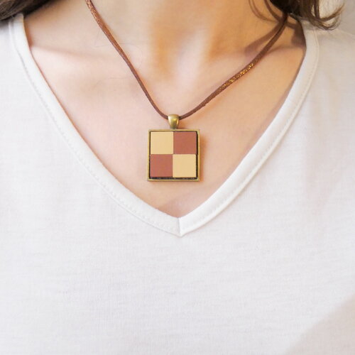 Pendentif damier en grès cérame beige et marron effet mat, support bronze. bijou artisanal unique avec lien en suédine pailletée.