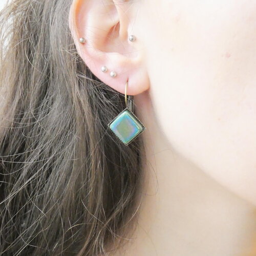 Boucles d'oreilles dormeuse losange, céramique vert foncé irisée. bijou artisanal unique en laiton bronze, fait main en france.