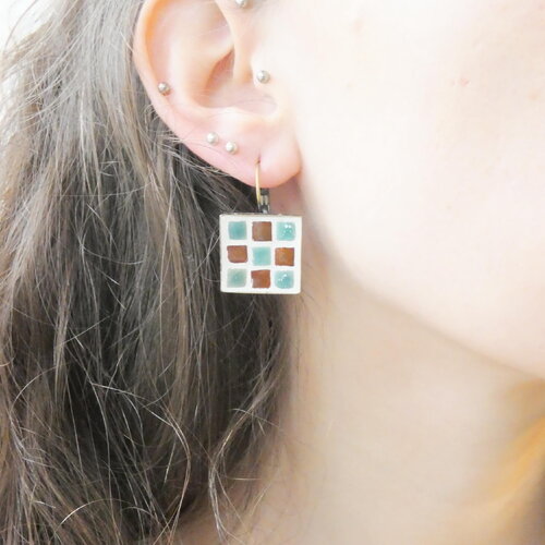 Boucles d'oreilles carrées en microporcelaine, design damier bicolore. bijou artisanal fait main, idée cadeau femme.
