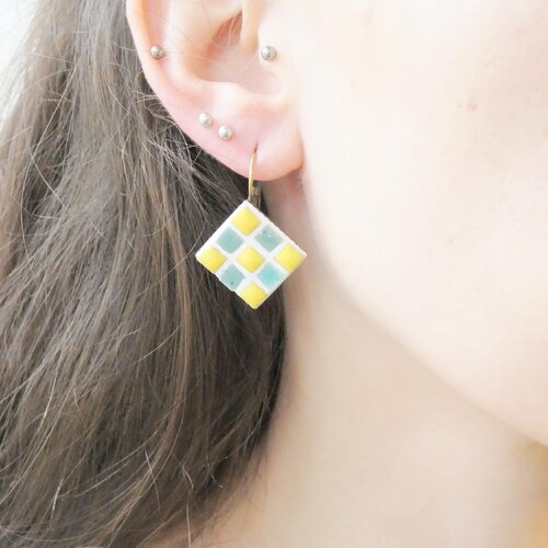 Boucles d'oreilles dormeuse en microporcelaine, motif damier bicolore losange. bijou artisanal français, idée cadeau femme