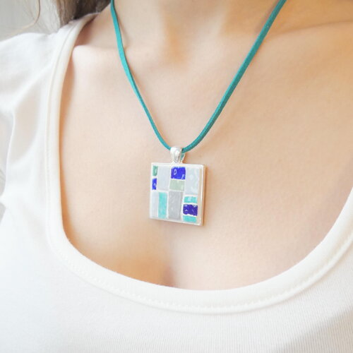 Pendentif mosaïque en céramique grise, bleue et blanche, pendentif carré pour femme. lien en suédine et support en laiton argenté.