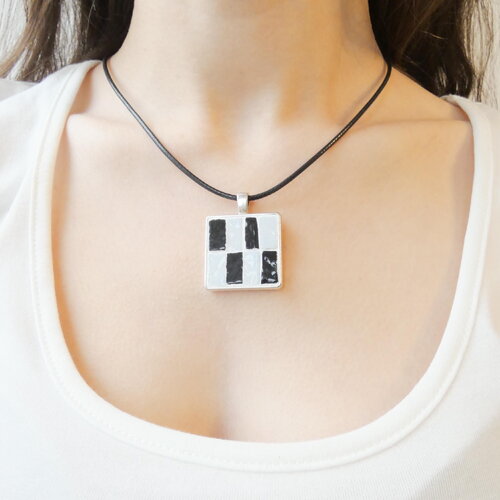 Pendentif carré en mosaïque de céramique noire et blanche en damier, support en laiton argenté. bijou artisanal unique.