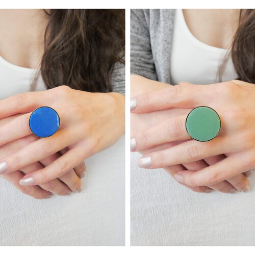Bague ronde ajustable en laiton bronze avec pâte de verre colorée. bijou artisanal unique, parfait pour offrir.
