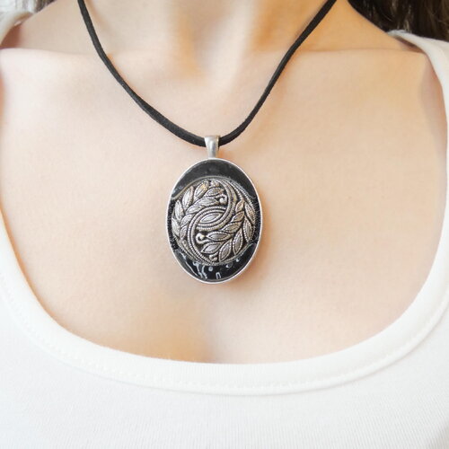 Grand pendentif ovale ajustable, bouton ancien en métal argenté gravé, céramique noire. bijou artisanal unique pour femme.