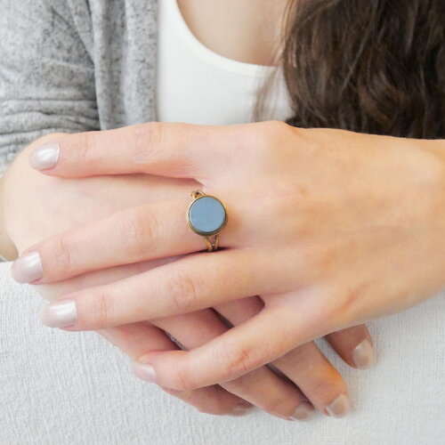 Petite bague ronde ajustable en grès cérame bleu mat, anneau en laiton bronze. cadeau fait main pour femme.