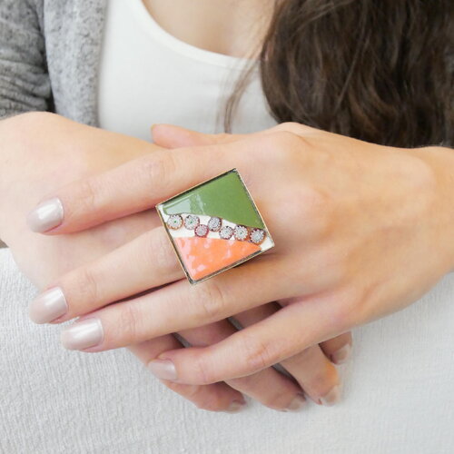 Bague carré ajustable en laiton bronze, verre vert et orange, millefiori incrusté. cadeau original pour femme.