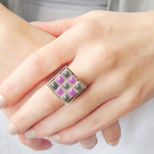 Bague carrée ajustable en laiton argenté, carreaux de micro-porcelaine colorée, motif damier. bijou artisanal fait main.