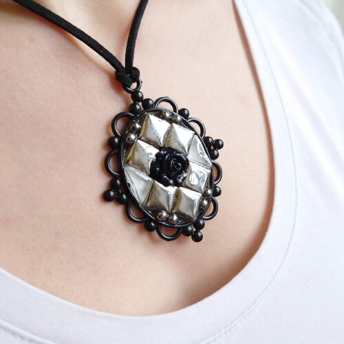 Collier pendentif ovale, cadre baroque noir, rose noire et mosaïque miroir argenté et pate de verre translucide blanche. bijou artisanal.