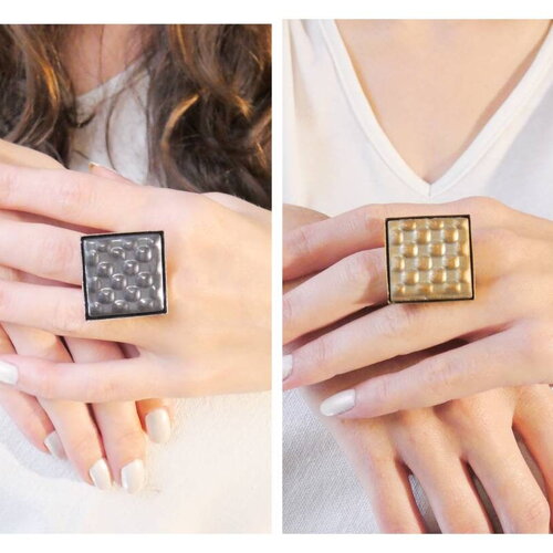 Grosses bagues carrées ajustables, pâte de verre espagnole noir ou doré, décor bosselé et nacré. bijoux artisanaux uniques.