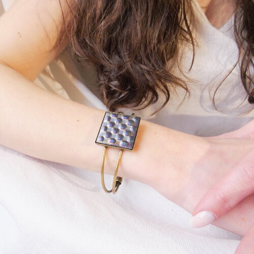 Bracelet rigide carré noir, en pâte de verre espagnole avec décor bosselé en relief. bijou artisanal unique, élégant et réglable.