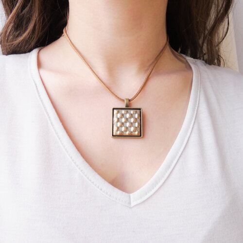 Pendentif carré doré en pâte de verre espagnole avec décor bosselé en relief. bijou artisanal nacré, unique et fait main.