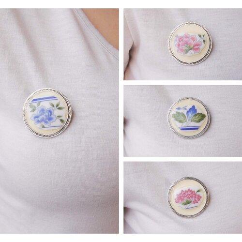 Broche ronde argentée femme, faïence ancienne fleurs bleues ou roses. bijou artisanal unique avec résine époxy protectrice.