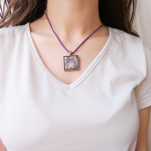 Collier pendentif carré violet, motif baroque en pâte de verre imprimée. bijou artisanal unique en laiton bronze, fait main en france.