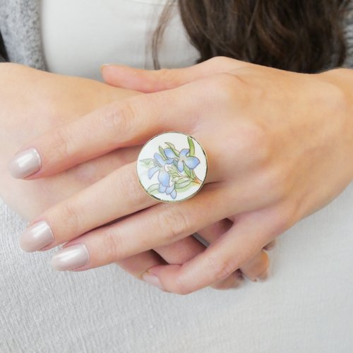 Bague pour femme, faïence ancienne peinte d'une fleur(vaisselle de récupération)