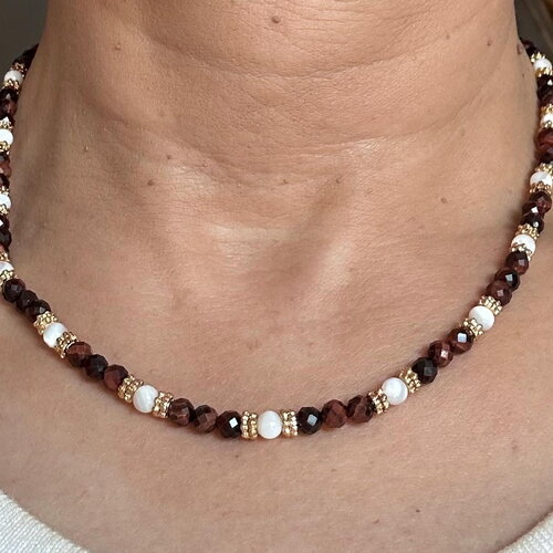 Collier femme en perles d’œil de taureau et perles de nacre