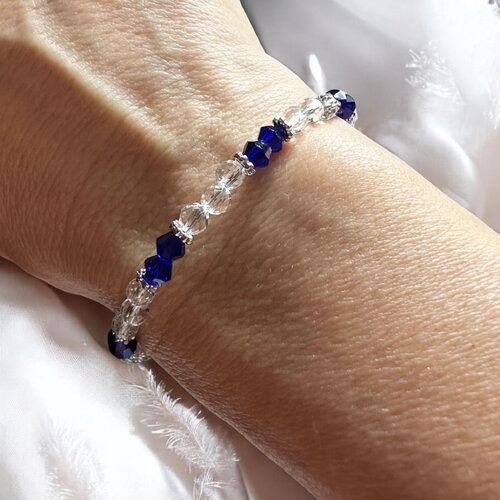 Bracelet femme en perles facettées de cristal de roche et perles toupies en verre bleu