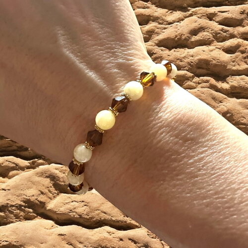 Bracelet femme en perles de jade jaune et perles toupies en verre fumé
