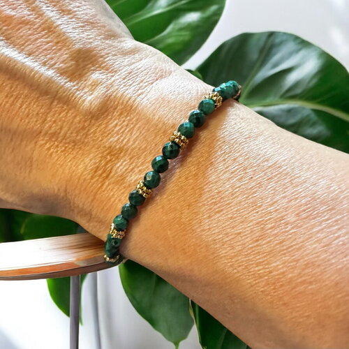 Bracelet femme composé de perles facettées en malachite
