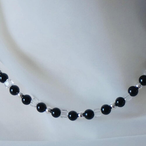 Collier en perles d’onyx noir et perles de verre