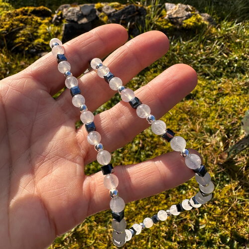 Collier en pierre de lune bleutée et perles de verre bleu marine