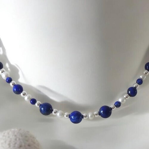 Collier en perles de lapis lazuli et perles d’eau douce