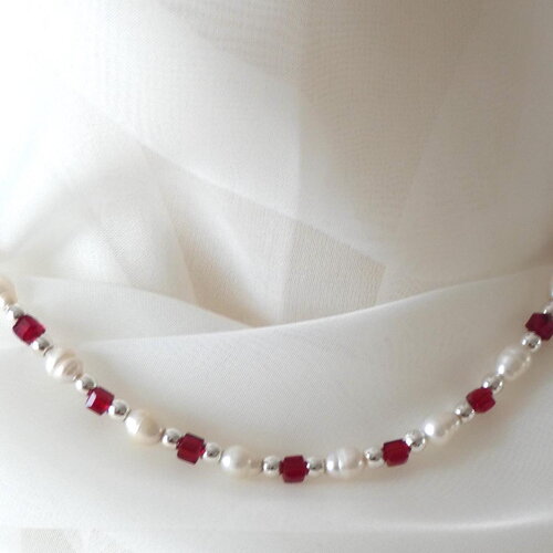 Collier en perles d’eau douce et perles de cristal rouges