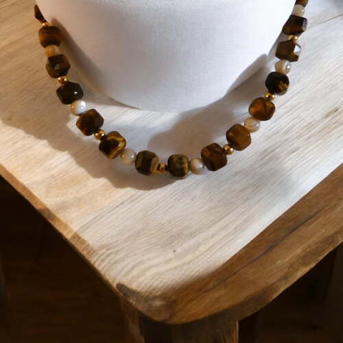 Collier en perles d’œil de tigre carrées et perles de nacre