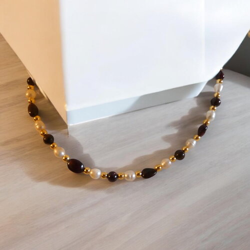 Collier en perles plates de grenat et perles d’eau douce