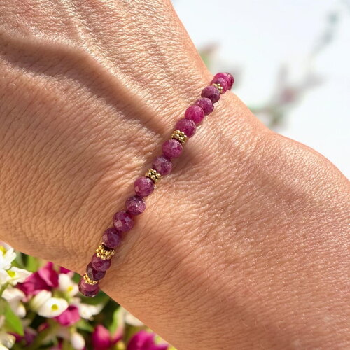 Bracelet en perles de rubis facettées