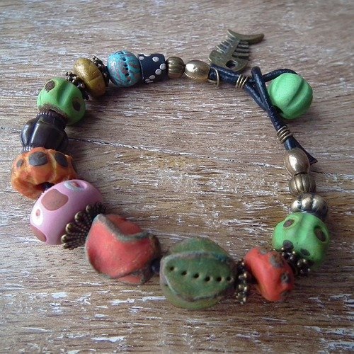 Bracelet ethnique mawindy avec des perles faites à la main oranges et vertes.