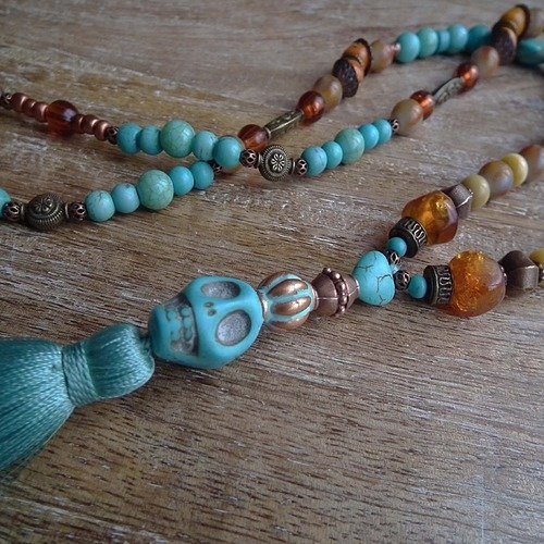 Sautoir mâlâ sharga pompon en soie turquoise, perles turquoise, ambre et bronze.