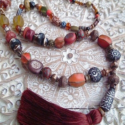 Sautoir mâlâ dharan pompon en soie acajou, perles ambre, noir et brun.